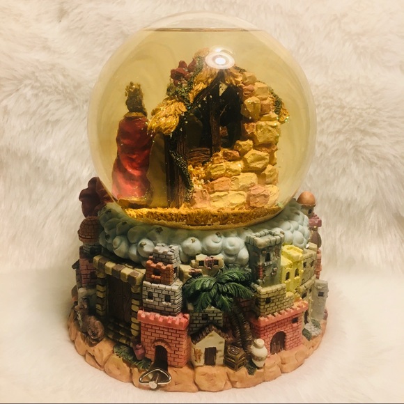 Collectible Musical Water Globe - Picture 3 of 11
